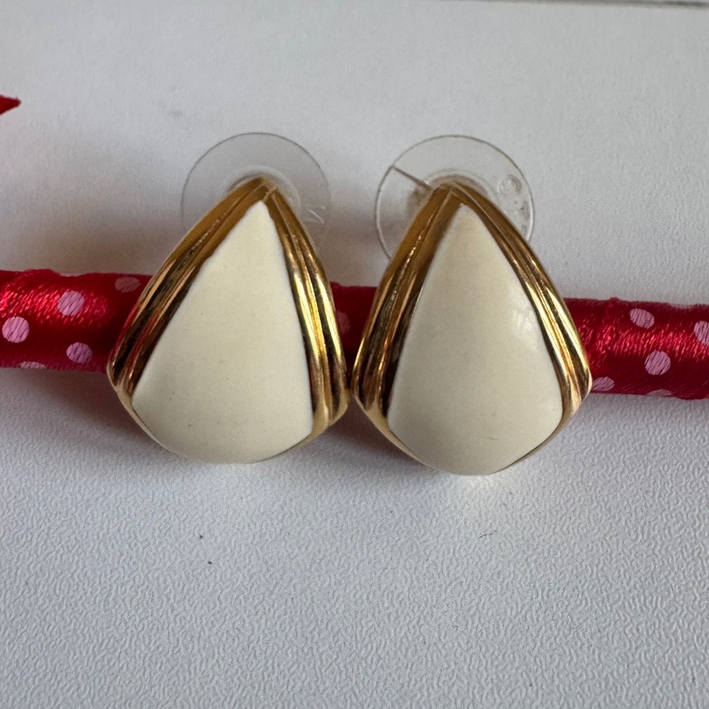 Monet Vintage Cream Enamel Gold Tone Teardrop Stud Earrings Pierced Signed
